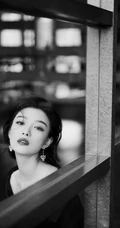 倪妮气质妩媚V领黑衣长裤小楼听风黑白写真照片