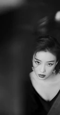 倪妮气质妩媚V领黑衣长裤小楼听风黑白写真照片