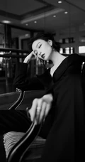 倪妮气质妩媚V领黑衣长裤小楼听风黑白写真照片