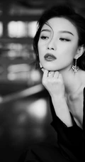 倪妮气质妩媚V领黑衣长裤小楼听风黑白写真照片