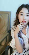 蒋梦婕卷发气质，时尚靓丽百搭穿着写真图片