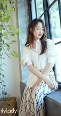蒋梦婕卷发气质，时尚靓丽百搭穿着写真图片