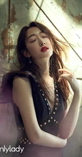蒋梦婕卷发气质，时尚靓丽百搭穿着写真图片