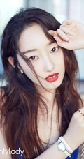 蒋梦婕卷发气质，时尚靓丽百搭穿着写真图片