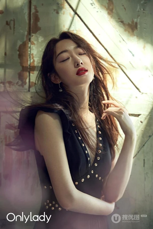 蒋梦婕卷发气质，时尚靓丽百搭穿着写真图片