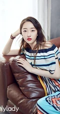 蒋梦婕卷发气质，时尚靓丽百搭穿着写真图片