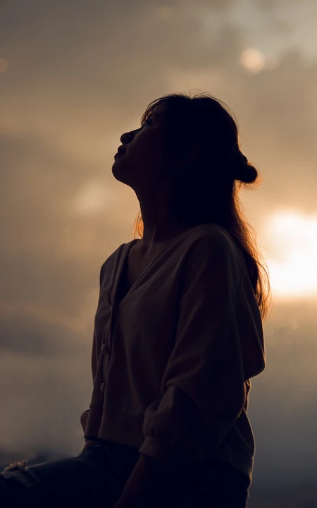 坐在落日下的 抬首沉思的女人，是孤独，伤心，寂寞，悲伤吗？