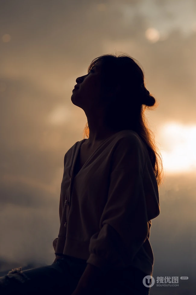 坐在落日下的 抬首沉思的女人，是孤独，伤心，寂寞，悲伤吗？