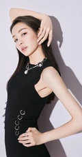 张楠黑色紧身连衣裙气质时尚写真图片