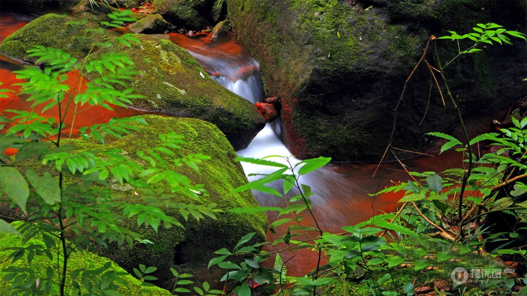 川流不息 溪流 石头 青苔 瀑布 红色石头 赤水佛光岩唯美景色壁纸图片