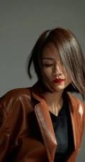 刘惜君短发红唇气质酷美棕色皮衣穿搭舞台演出照片