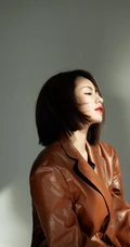 刘惜君短发红唇气质酷美棕色皮衣穿搭舞台演出照片