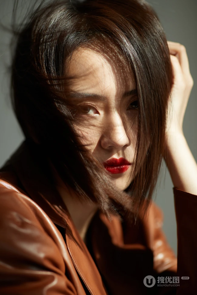 刘惜君短发红唇气质酷美棕色皮衣穿搭舞台演出照片