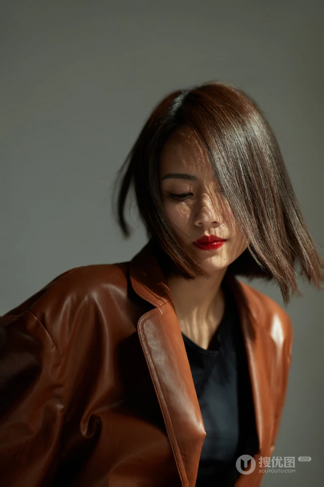 刘惜君短发红唇气质酷美棕色皮衣穿搭舞台演出照片
