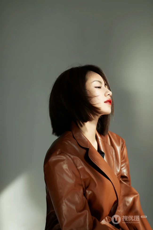 刘惜君短发红唇气质酷美棕色皮衣穿搭舞台演出照片