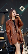刘惜君短发红唇气质酷美棕色皮衣穿搭舞台演出照片