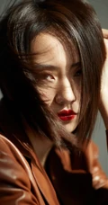 刘惜君短发红唇气质酷美棕色皮衣穿搭舞台演出照片