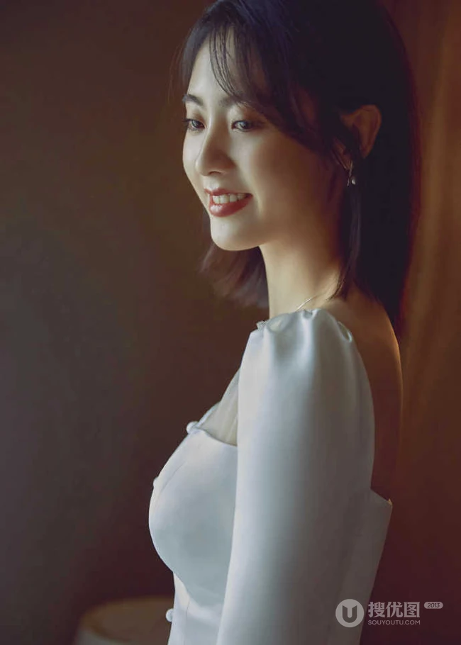 邢菲纯白连衣裙着身气质文雅恬静暖室内写真照