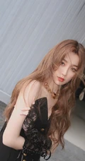 虞书欣黑色V领礼裙连体裤穿着显优雅身形户外街拍写真照