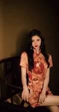 鞠婧祎出席某活动，身着印花旗袍装，尽显清丽脱俗甜美气质美照