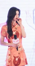 鞠婧祎出席某活动，身着印花旗袍装，尽显清丽脱俗甜美气质美照