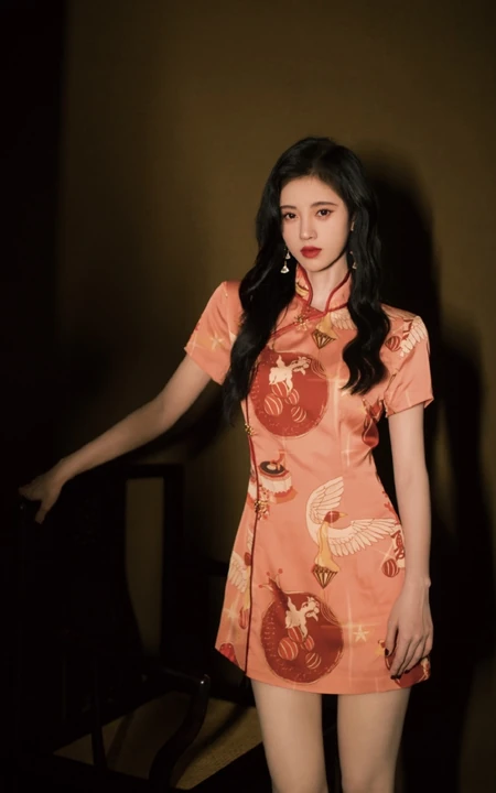 鞠婧祎出席某活动，身着印花旗袍装，尽显清丽脱俗甜美气质美照
