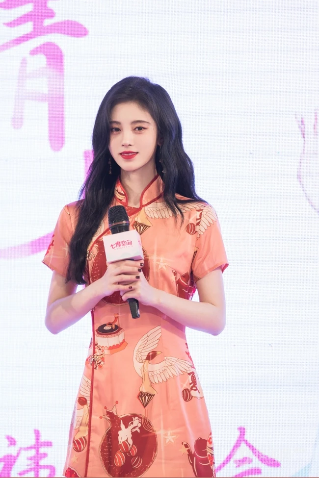 鞠婧祎出席某活动，身着印花旗袍装，尽显清丽脱俗甜美气质美照