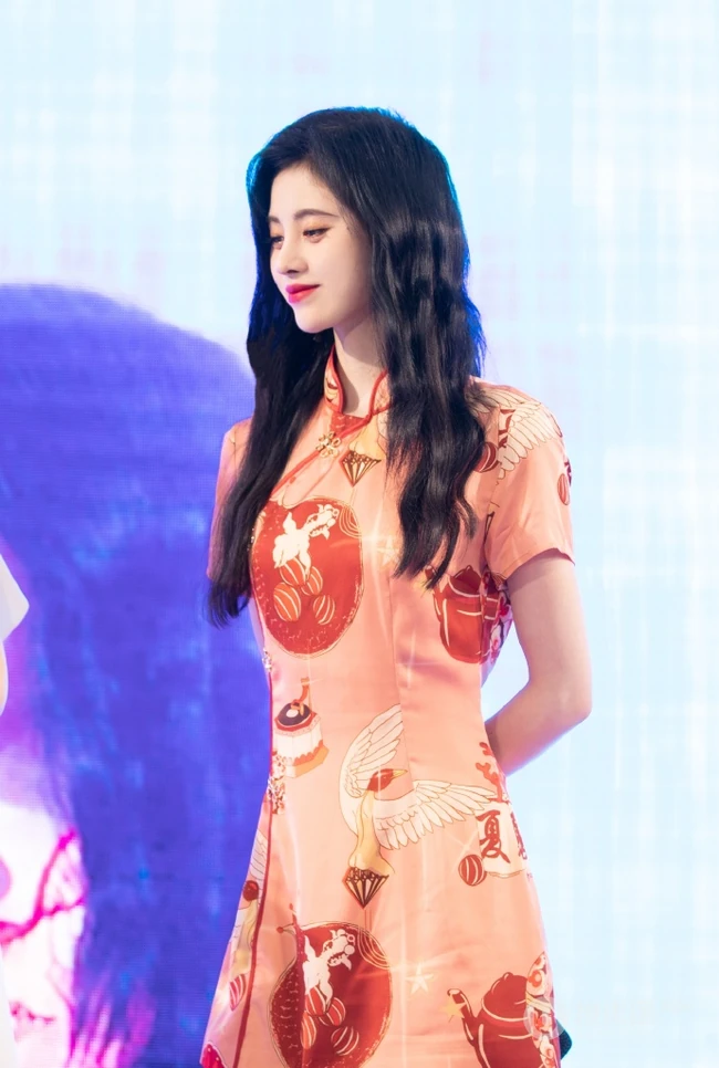 鞠婧祎出席某活动，身着印花旗袍装，尽显清丽脱俗甜美气质美照