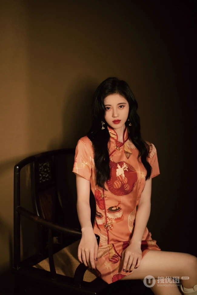 鞠婧祎出席某活动，身着印花旗袍装，尽显清丽脱俗甜美气质美照