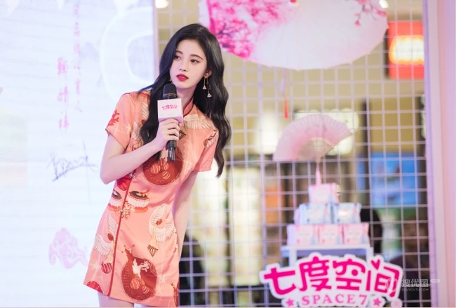 鞠婧祎出席某活动，身着印花旗袍装，尽显清丽脱俗甜美气质美照