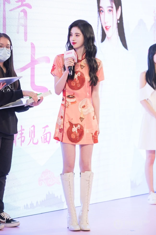 鞠婧祎出席某活动，身着印花旗袍装，尽显清丽脱俗甜美气质美照