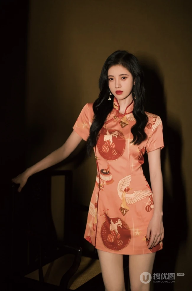鞠婧祎出席某活动，身着印花旗袍装，尽显清丽脱俗甜美气质美照