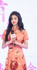 鞠婧祎出席某活动，身着印花旗袍装，尽显清丽脱俗甜美气质美照