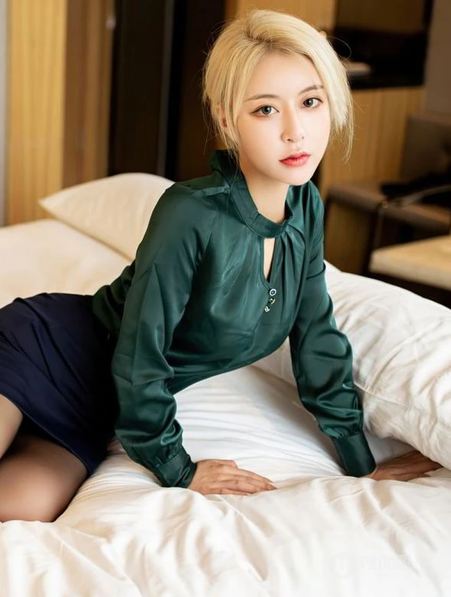 金色发型绿衣蓝裙绝美气质女生嫩模糯米NM室内氛围媚态十足高清写真套图