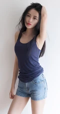 撩发样子好动人，漂亮长发女生背心牛仔短裤 热裤居家悠闲随意写真气质照