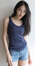 撩发样子好动人，漂亮长发女生背心牛仔短裤 热裤居家悠闲随意写真气质照