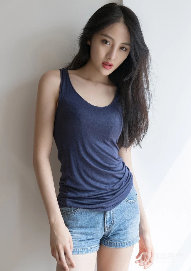 撩发样子好动人，漂亮长发女生背心牛仔短裤 热裤居家悠闲随意写真气质照