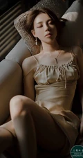 身材苗条 骨感 美肩 锁骨 美背气质肩带睡裙女生眼神迷离暗室内摄影照片