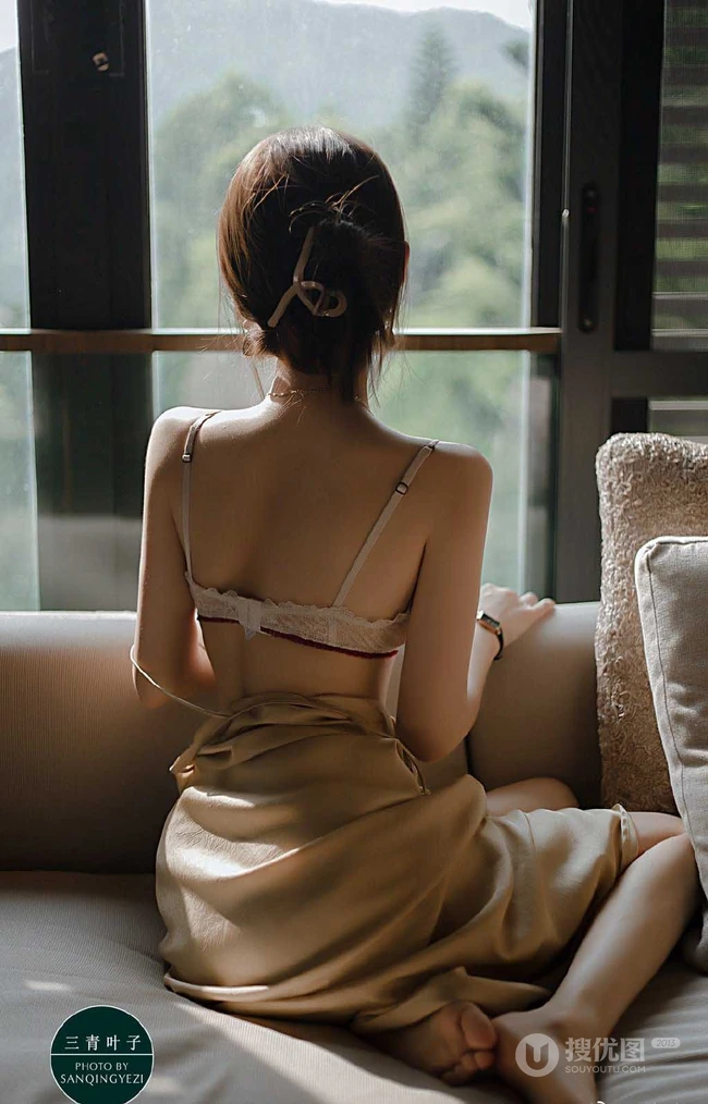 身材苗条 骨感 美肩 锁骨 美背气质肩带睡裙女生眼神迷离暗室内摄影照片