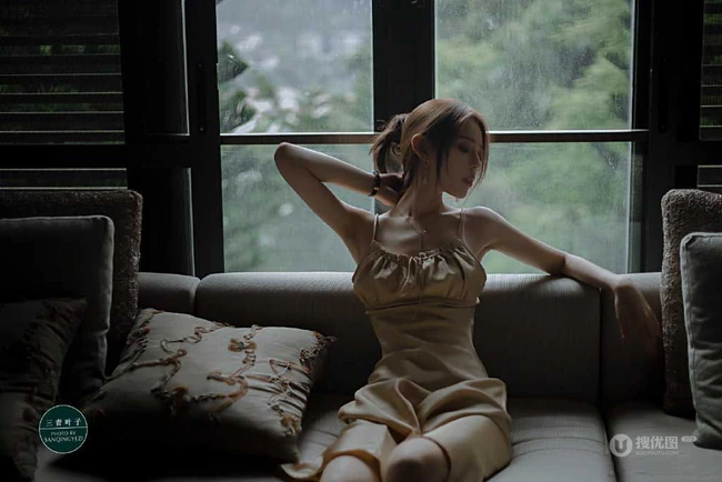 身材苗条 骨感 美肩 锁骨 美背气质肩带睡裙女生眼神迷离暗室内摄影照片