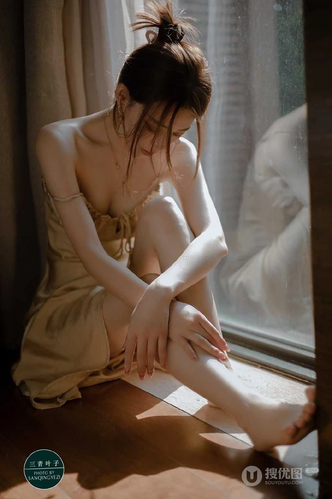 身材苗条 骨感 美肩 锁骨 美背气质肩带睡裙女生眼神迷离暗室内摄影照片