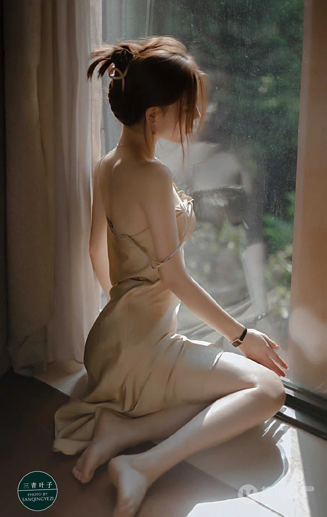 身材苗条 骨感 美肩 锁骨 美背气质肩带睡裙女生眼神迷离暗室内摄影照片