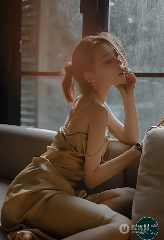 身材苗条 骨感 美肩 锁骨 美背气质肩带睡裙女生眼神迷离暗室内摄影照片
