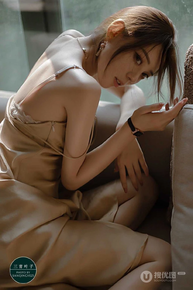身材苗条 骨感 美肩 锁骨 美背气质肩带睡裙女生眼神迷离暗室内摄影照片