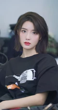 福建籍女演员陈意涵黑色T恤休闲装玩手机生活照片