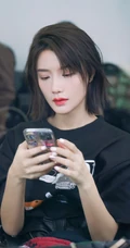 福建籍女演员陈意涵黑色T恤休闲装玩手机生活照片