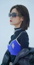 福建籍女演员陈意涵黑色T恤休闲装玩手机生活照片