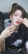 福建籍女演员陈意涵黑色T恤休闲装玩手机生活照片