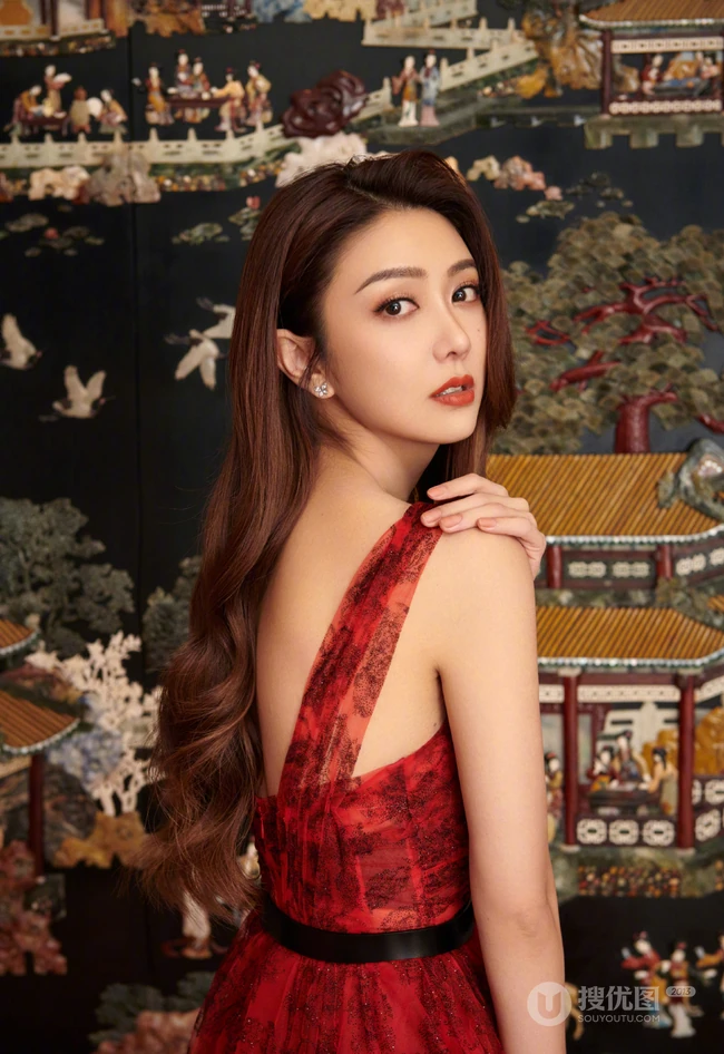 薛凯琪气质红裙着身壁画馆媚态十足写真照片