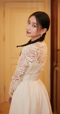 澳门赌王女儿何超莲双麻花辫发型可爱甜美镂空衣白裙写真照片